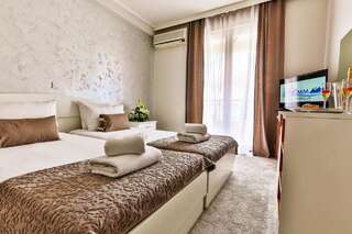 Отель Hotel Magnolija Будва Стандартный двухместный номер с 1 кроватью или 2 отдельными кроватями и видом на море-1
